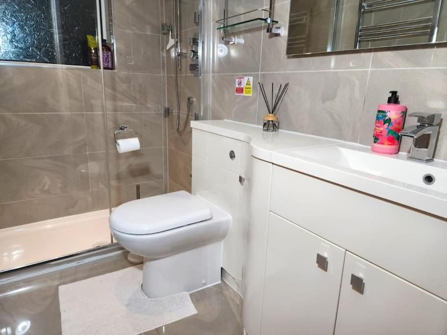 Gilpin Villa 4Bedroom Wifi, Parking, Netflix, Garden Gloucester Dış mekan fotoğraf
